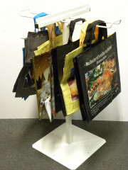 PRESENTOIR SUR PIED BLANC POUR SUSPENDRE LES SACS CABAS DURABLES (1 U)