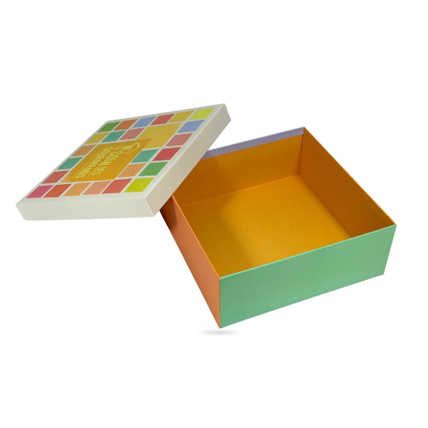 COFFRET CARRÉ CARTON AVEC COUVERCLE «&nbsp;LE COIN DES GOURMANDS&nbsp;» 28.5X28.5X11CM (1 U)
